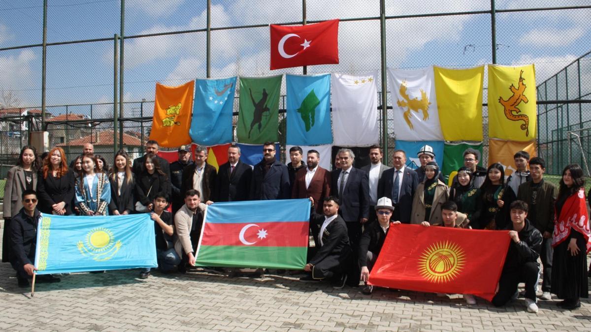 Ateşten atlayıp, demir döverek nevruz kutladılar