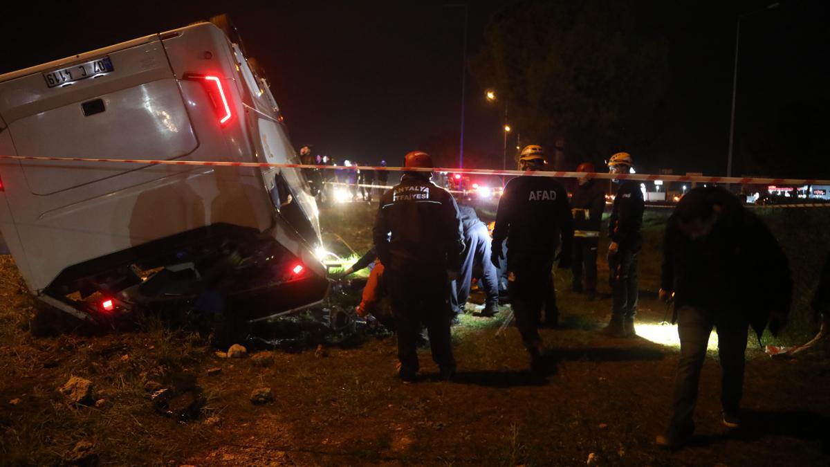 Antalyada servis midibüsü devrildi: 16 infaz koruma memuru yaralı