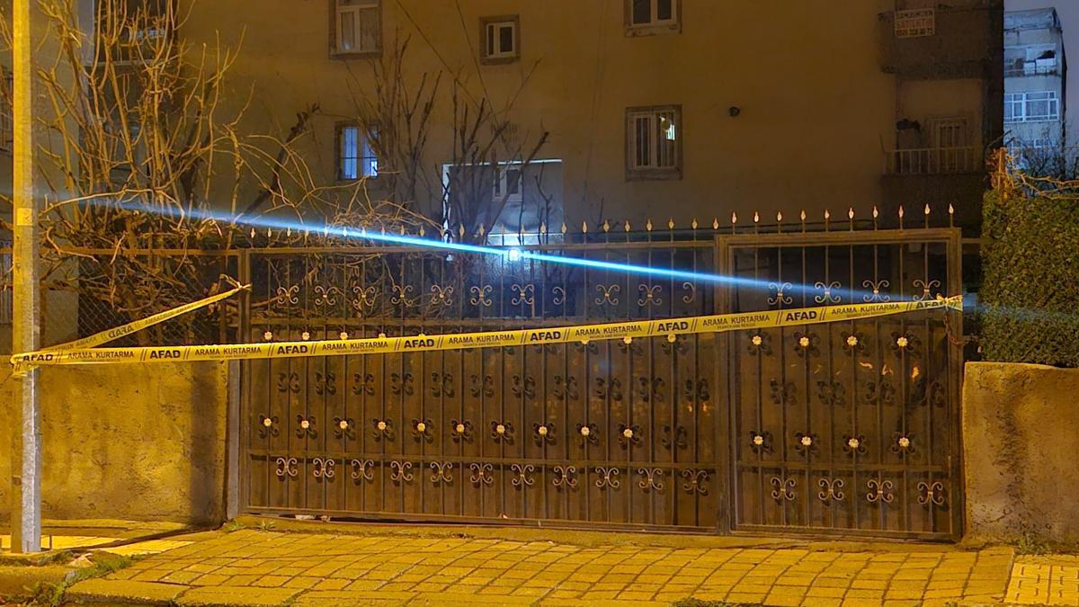 Diyarbakırda kolonlarından ses gelen binadaki 51 kişi tahliye edildi