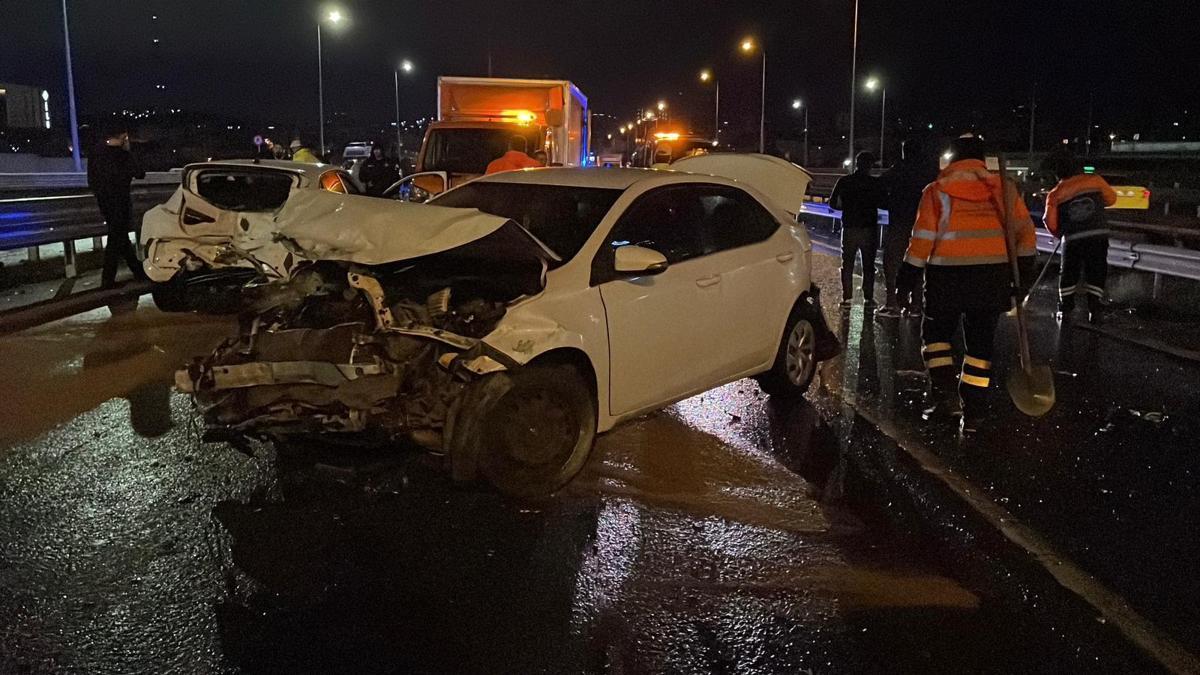 İstanbul - Ataşehir'de 8 aracın karıştığı zincirleme kaza: 4 yaralı -1