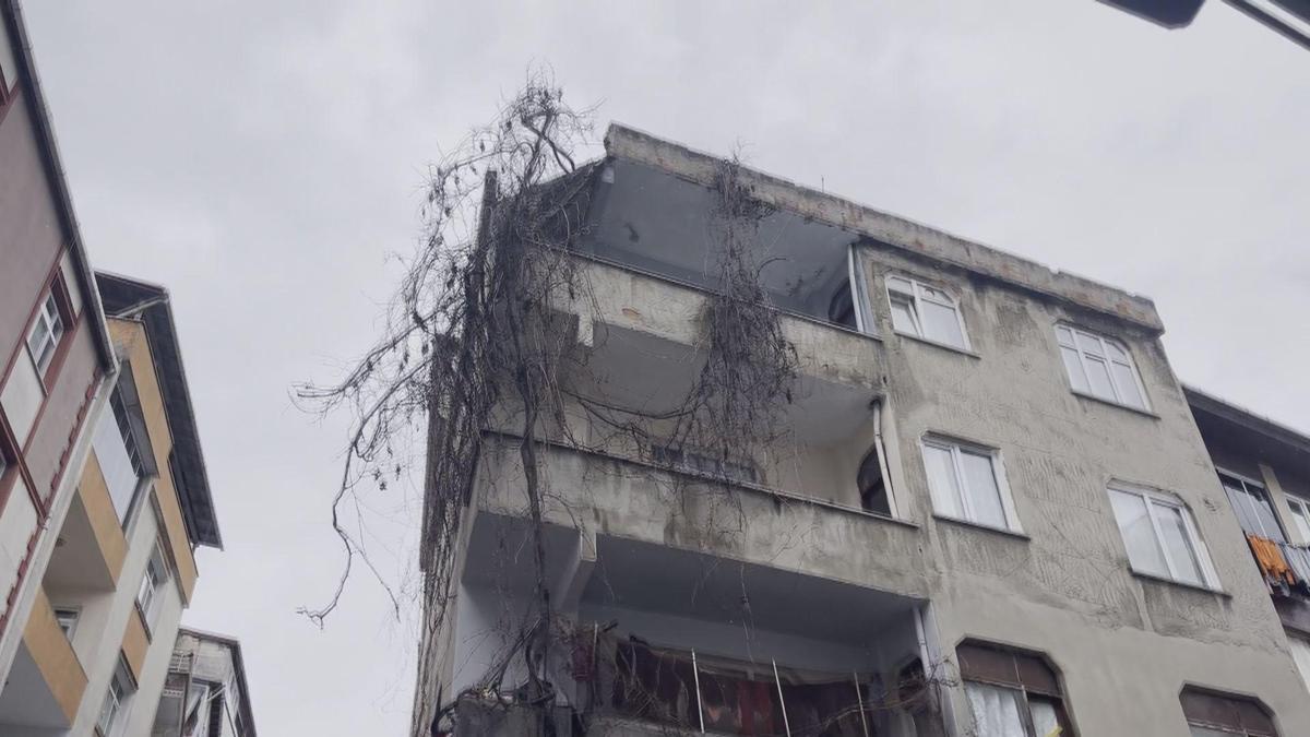 SON DAKİKA... Bağcılar'da 4 katlı binanın çatısı çöktü!