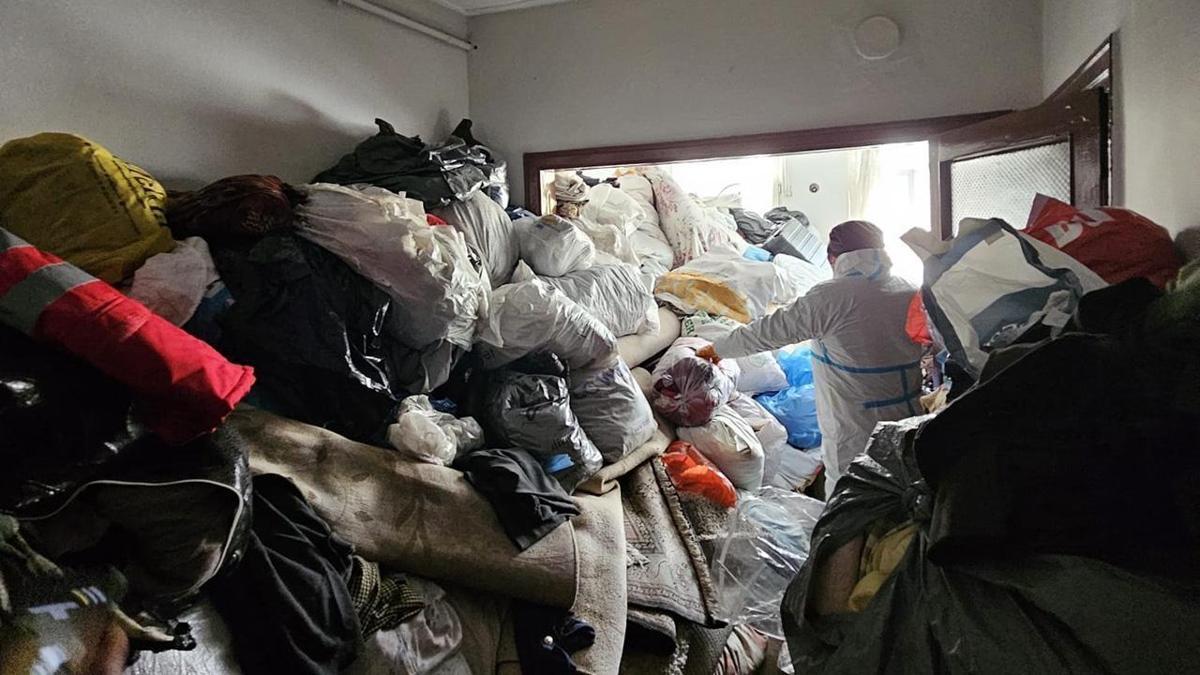 Bursa'da mahalle şikayet etti, evden 4 kamyon çöp çıktı