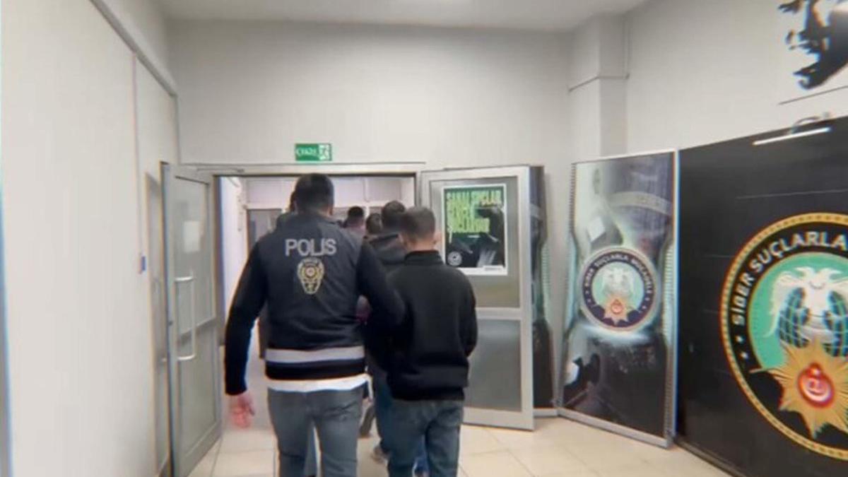 İzmir'de sahte site açıp, dolandırıcılık yapan 25 şüpheli tutuklandı/Ek fotoğraflar