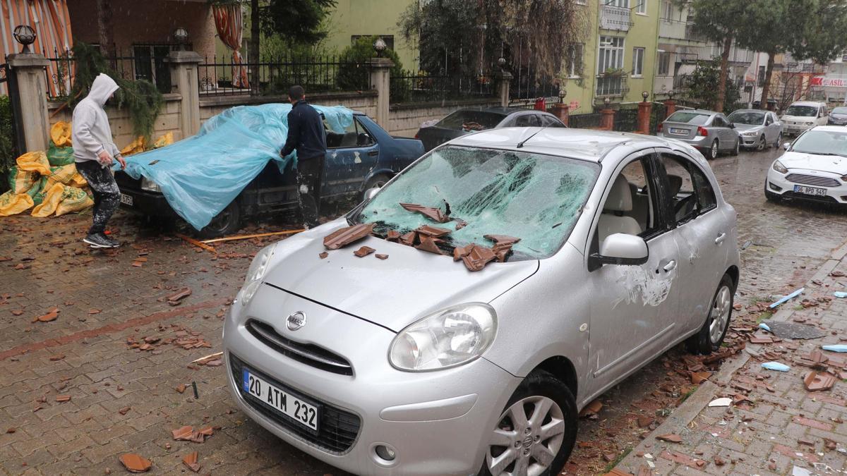 Denizli'de kuvvetli rüzgar; ağaçlar devrildi, çatılar uçtu