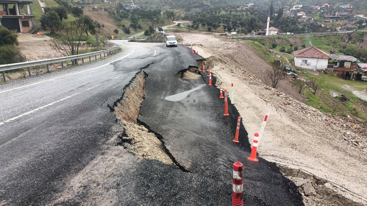Aydın'da toprak kayması; kara yolu ikinci kez çöktü