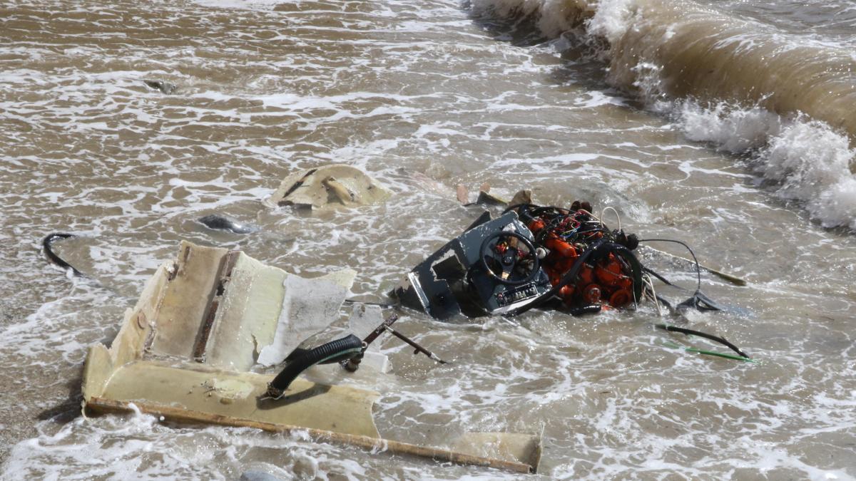 Alabora olan balıkçı teknesindeki 2 kişi yüzerek kurtuldu