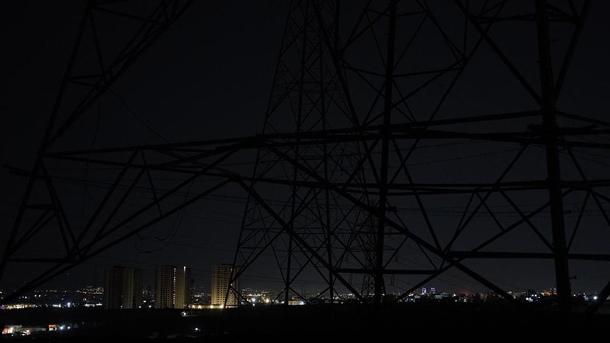 Son dakika haberi: Tahran'da elektrikler kesildi