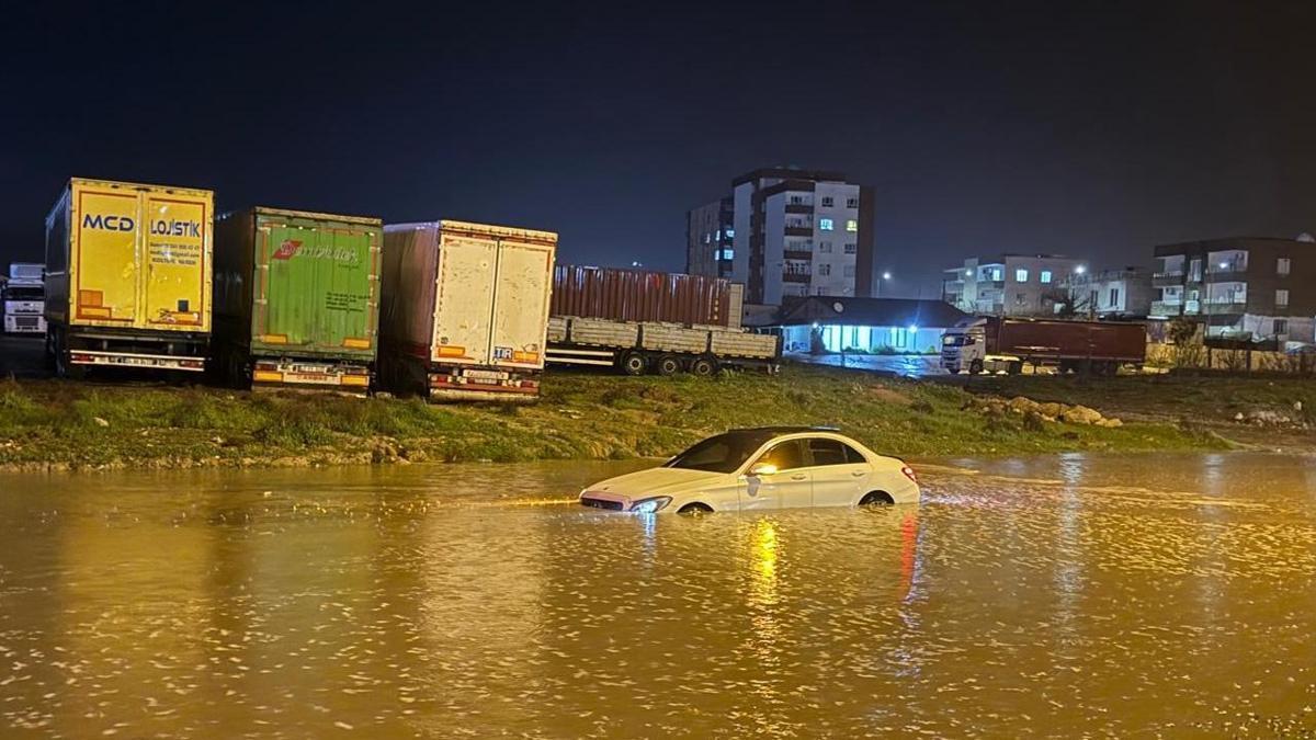 Şırnak'ta sel: Araçlarda mahsur kalanlar kurtarıldı