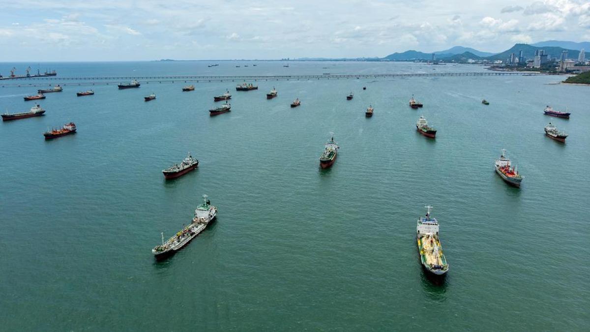 İki LNG tankeri Hürmüz Boğazı'ndan geçti