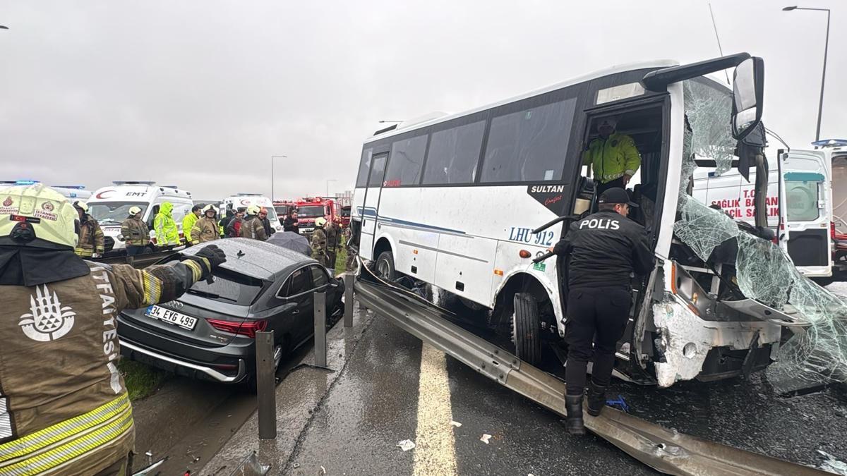 SON DAKİKA... İstanbul'da polisleri taşıyan servis kaza yaptı: 1 şehit 16 yaralı!
