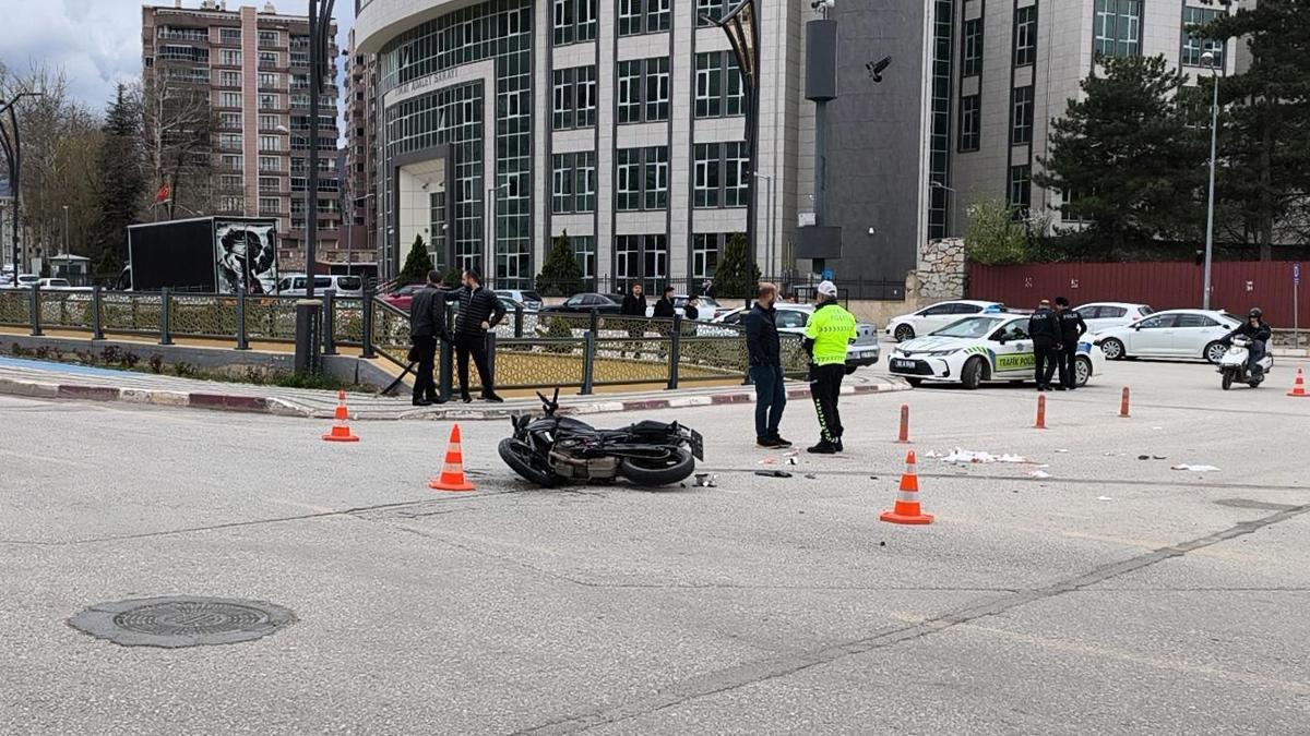 Otomobil ile motosiklet çarpıştı: 2 ağır yaralı