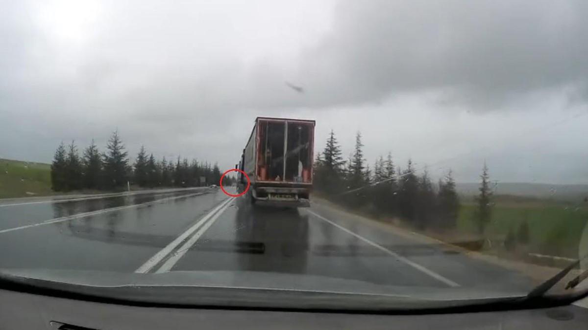 TIRın otomobile çarpıp sürüklediği kaza kamerada: 1 ölü, 2 yaralı