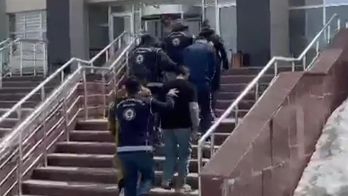 Kars'ta durdurulan kamyonetten 12 kaçak göçmen çıktı