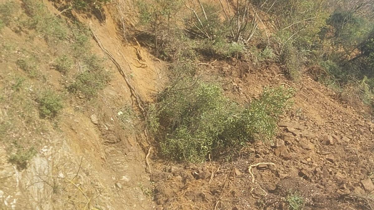 Mudanyada heyelan sonrası kapanan yol, ulaşıma açıldı
