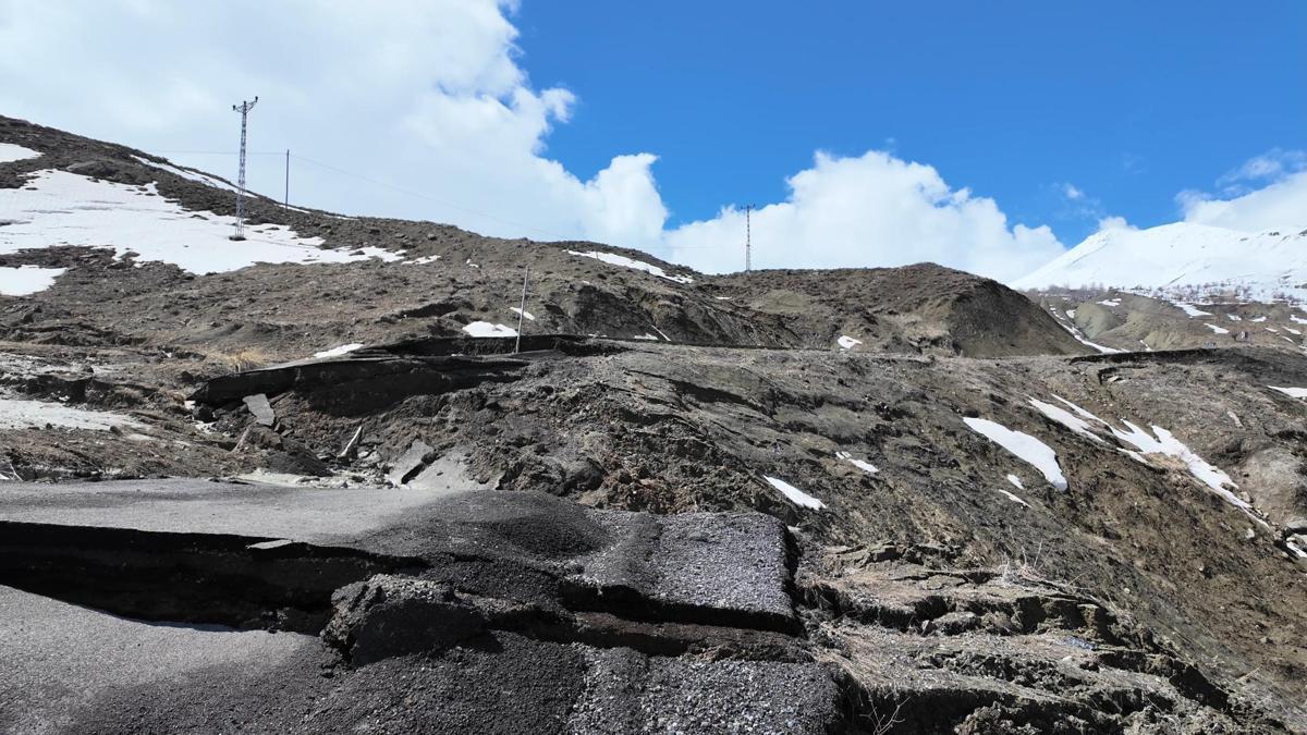 Bingölde sağanak sonrası köy yolu çöktü