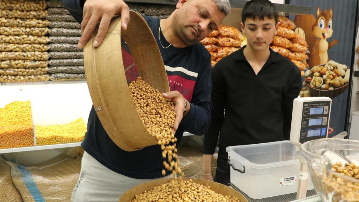 Çırak bulamayan leblebiciler, mesleği çocuklarıyla yaşatmaya çalışıyor