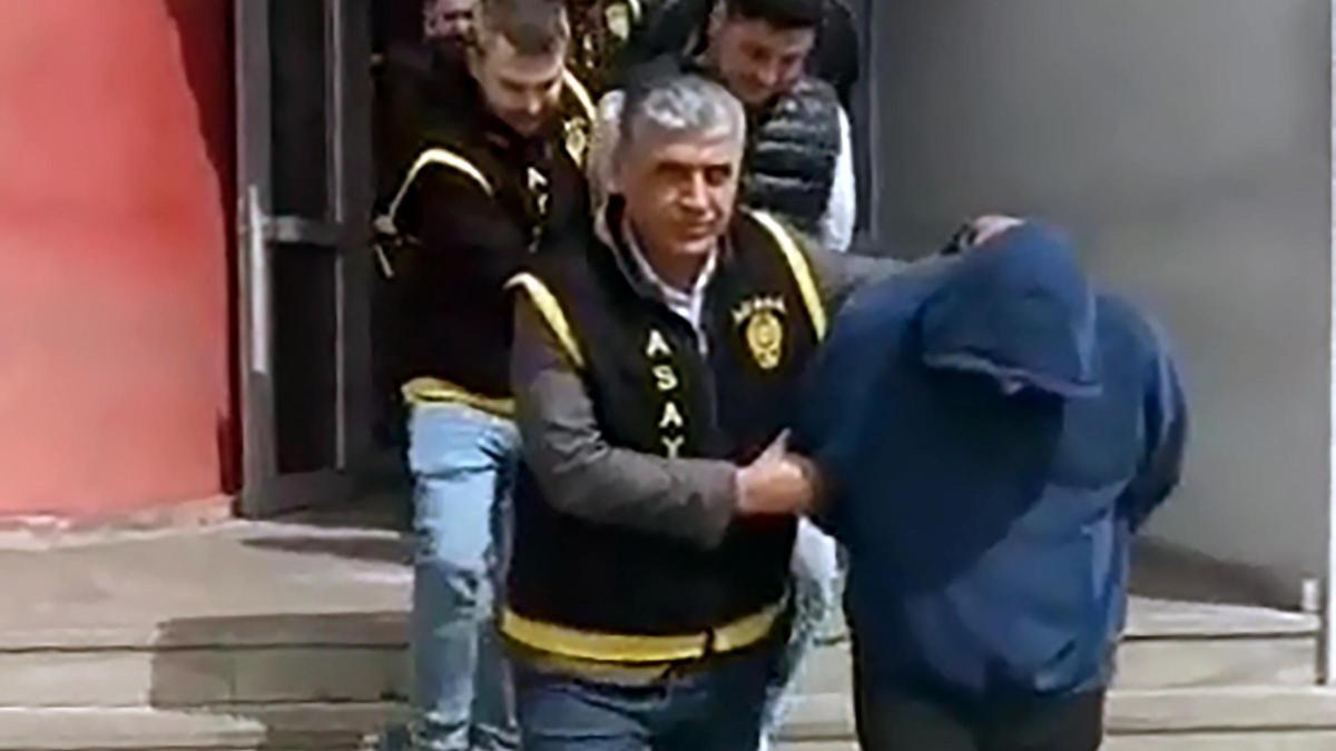 Yatağa bağımlı oğlu için biriktirdiği 1,8 milyon lira değerindeki altınları alıp, dolandırdılar