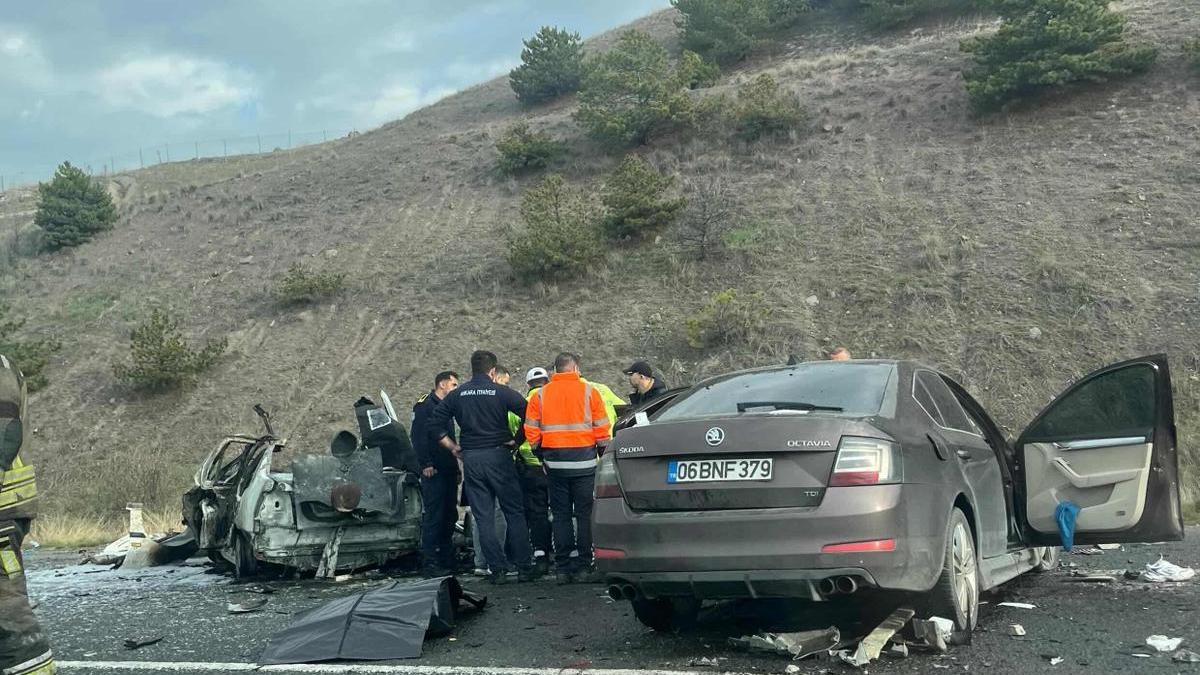 Ankara'da iki otomobil çarpıştı: 5 ölü