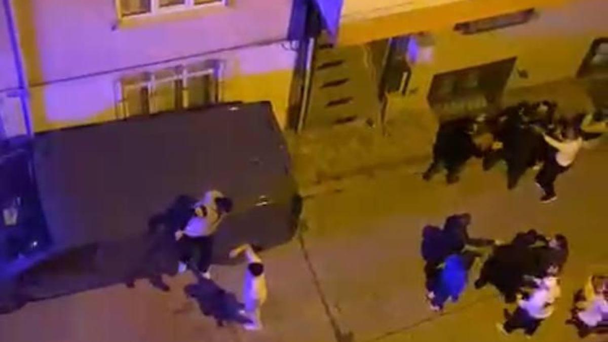 İstanbul - Sultangazi'de bir kişinin yaralandığı kavgadan kurtulmak için minibüsün üzerine çıktı