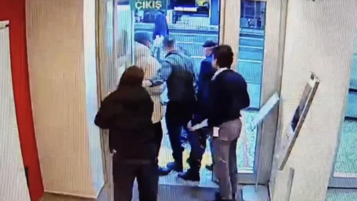 İstanbul - Beşiktaşta silahlı saldırganın bankayı bastığı anlar güvenlik kamerasında: Tutuklandı