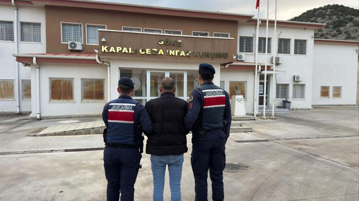 Kuşadası'nda 25 yıl 10 ay hapis cezasıyla aranan hükümlü yakalandı