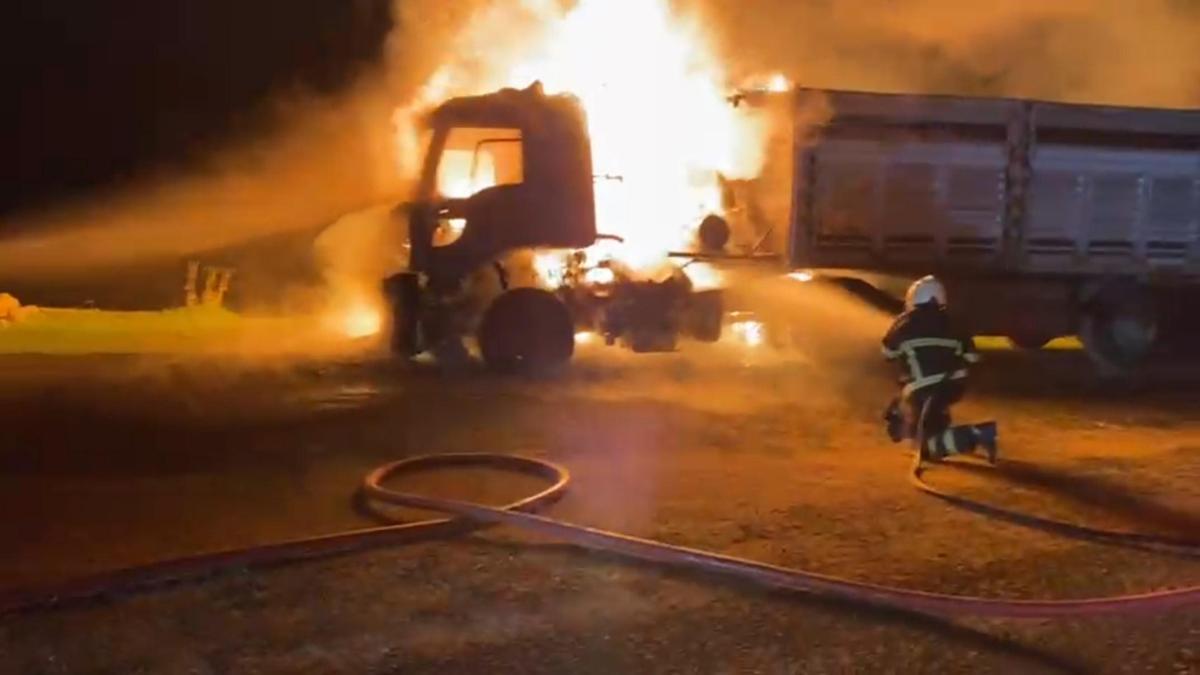 Mardinde seyir halindeki TIR yandı