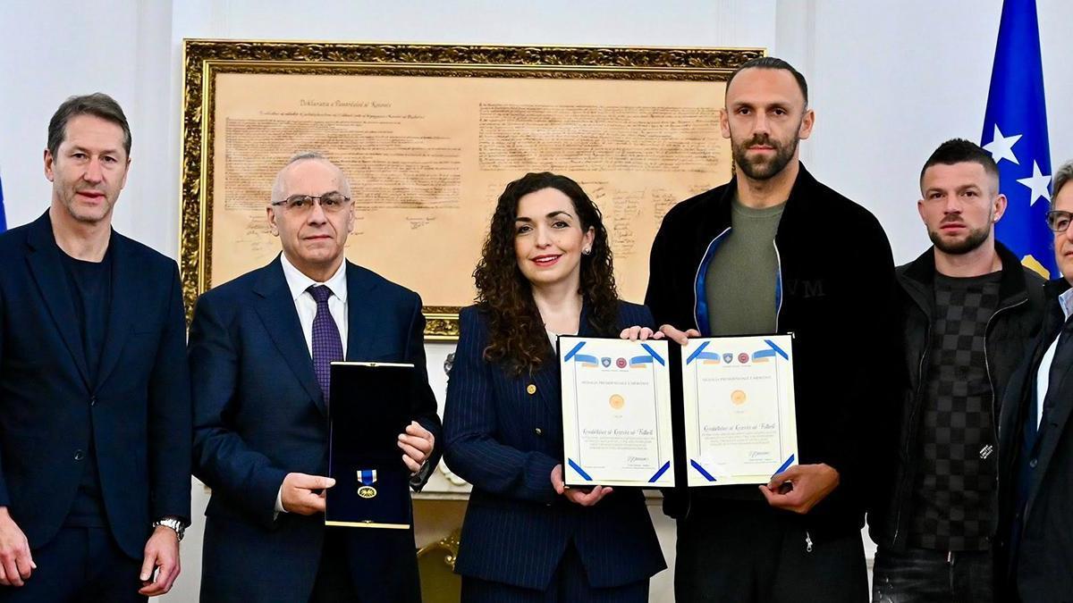 Kosovalı futbolculara, Cumhurbaşkanlığı Liyakat Madalyası verildi