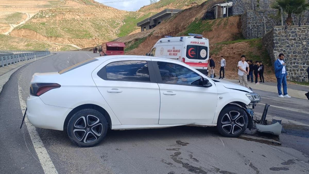 Şırnakta otomobil bariyerlere çarptı: 3 yaralı