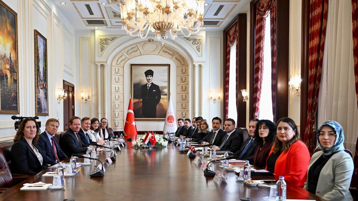 Bakan Gürlek, Hollandalı mevkidaşı Van Weel ile görüştü