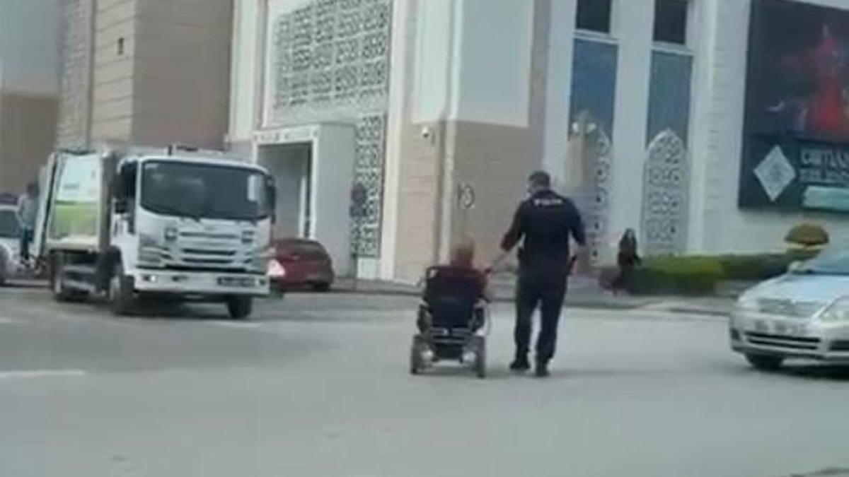 Akülü sandalyedeki kadına polis memurundan yürek ısıtan yardım