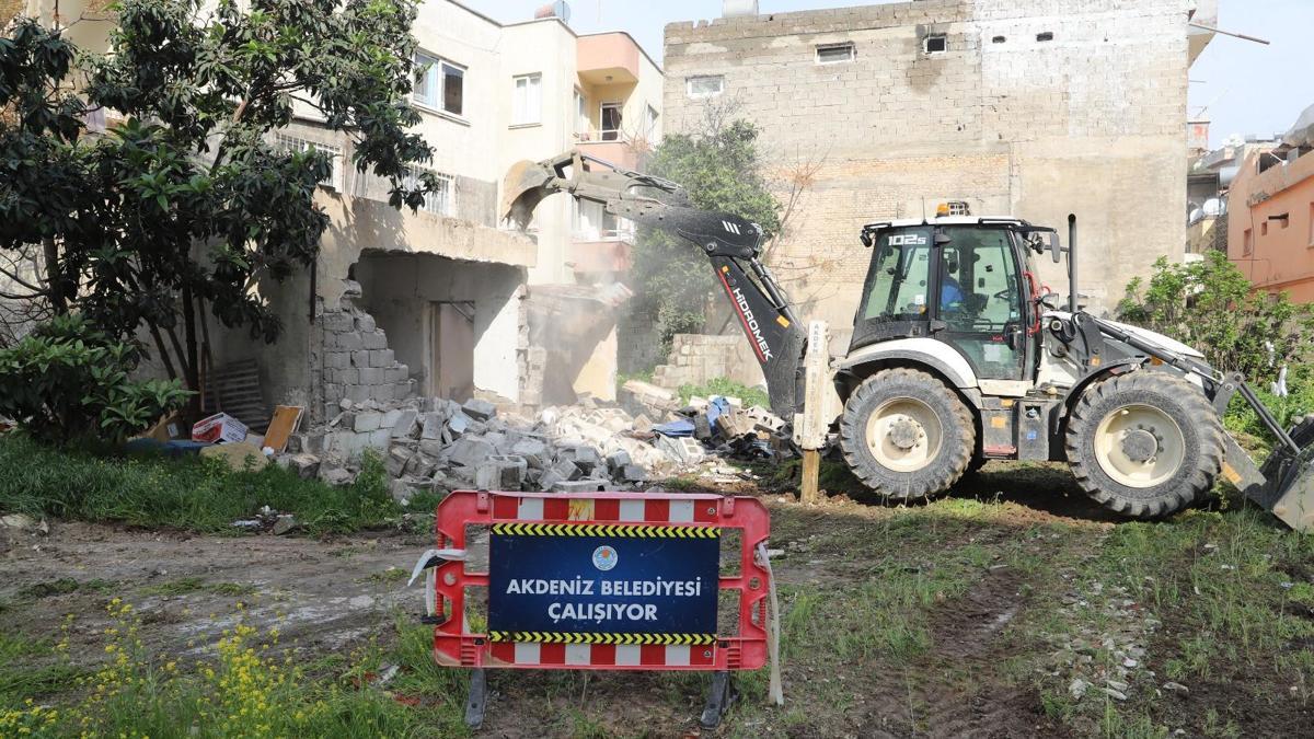 Akdeniz Belediyesi metruk binaları kontrollü şekilde yıkıyor