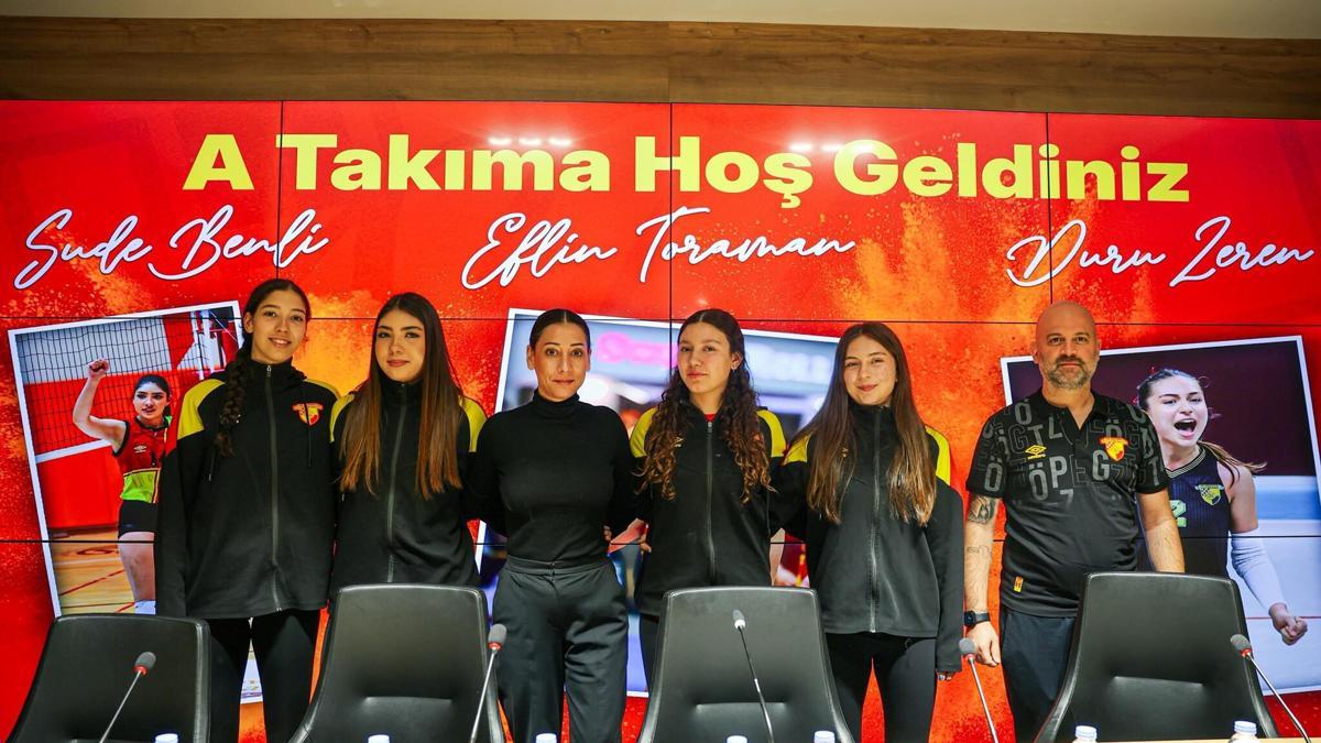 Göztepe'de genç voleybolculardan imza