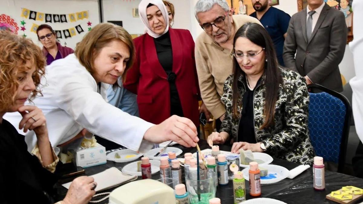 Vali eşinden Erdemli'de huzurevi sakinleriyle atölye çalışması