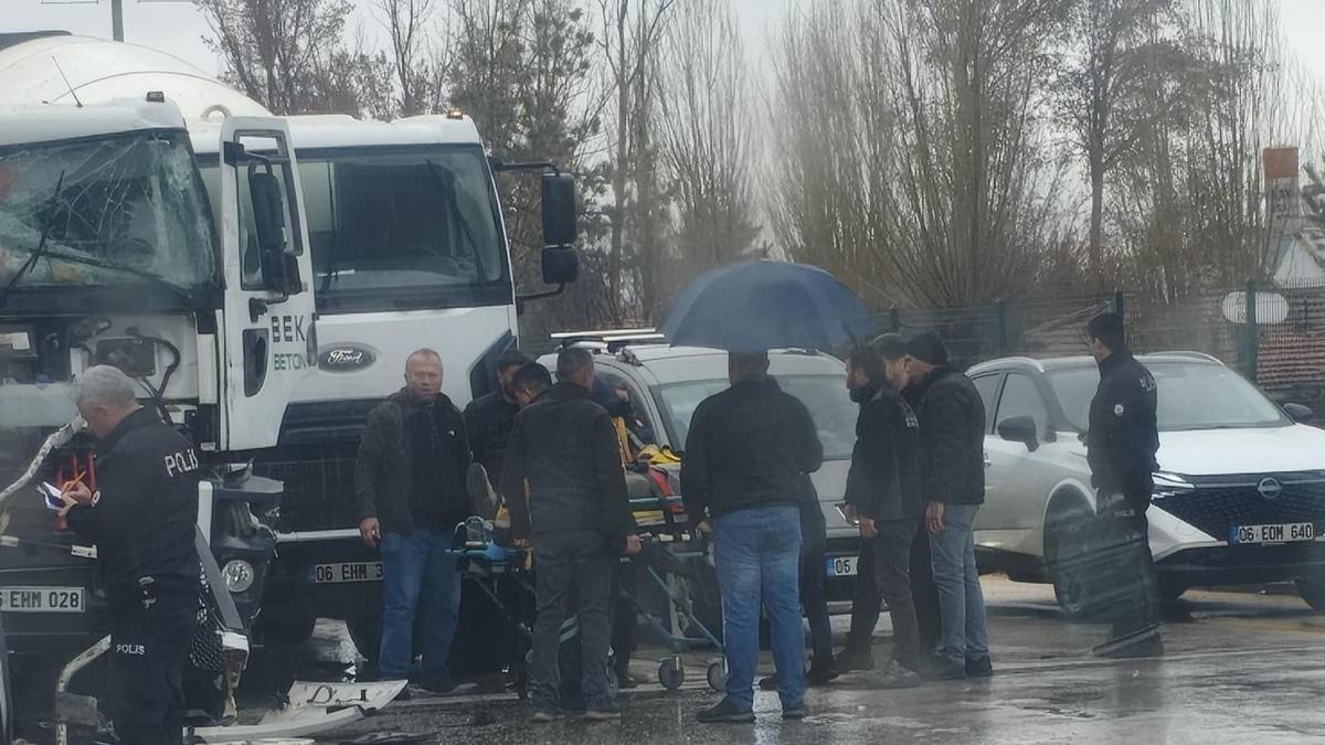 Beton mikserleri kırmızı ışıkta çarpıştı: 1 yaralı