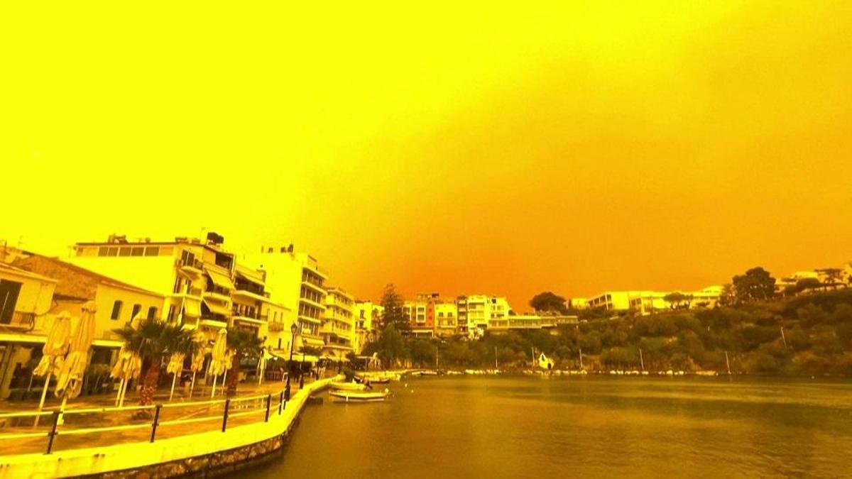 Girit Adası'nda gökyüzü kızıla büründü!