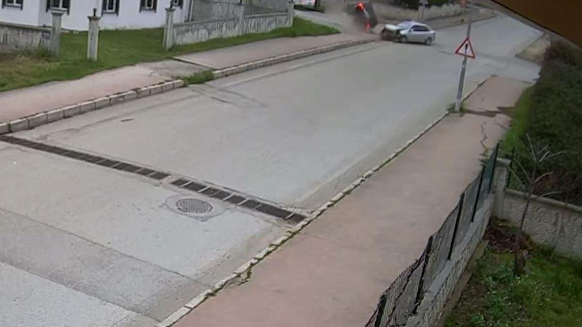 2 otomobilin çarpıştığı kaza kamerada