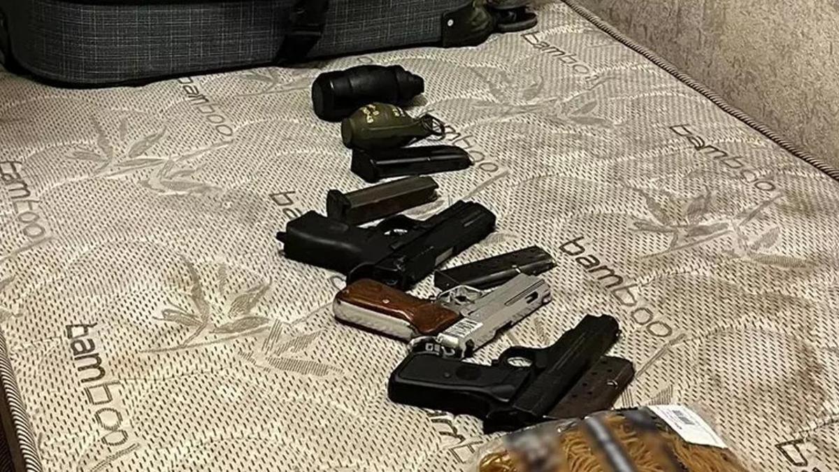 Uyuşturucu, el bombası, tabanca... Ev değil cephanelik