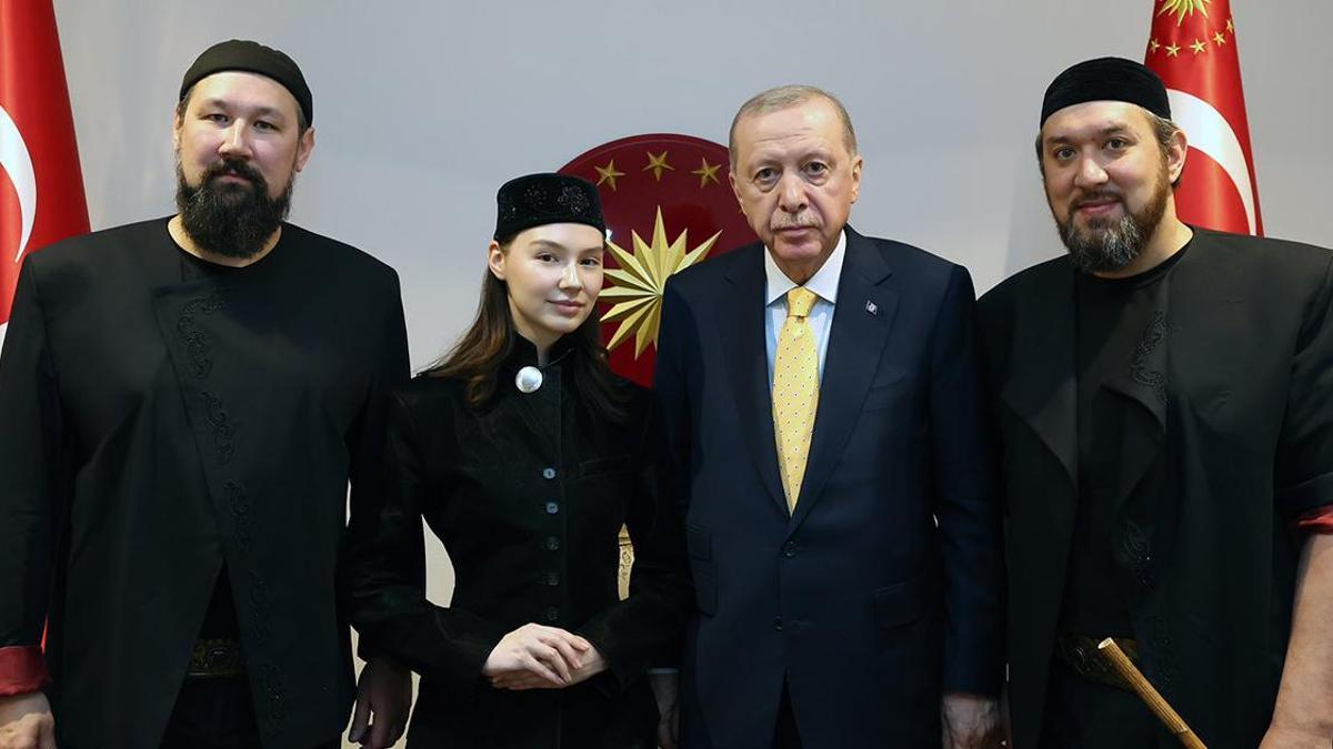 Cumhurbaşkanı Erdoğan, 'Ay Yola' müzik grubu ile bir araya geldi