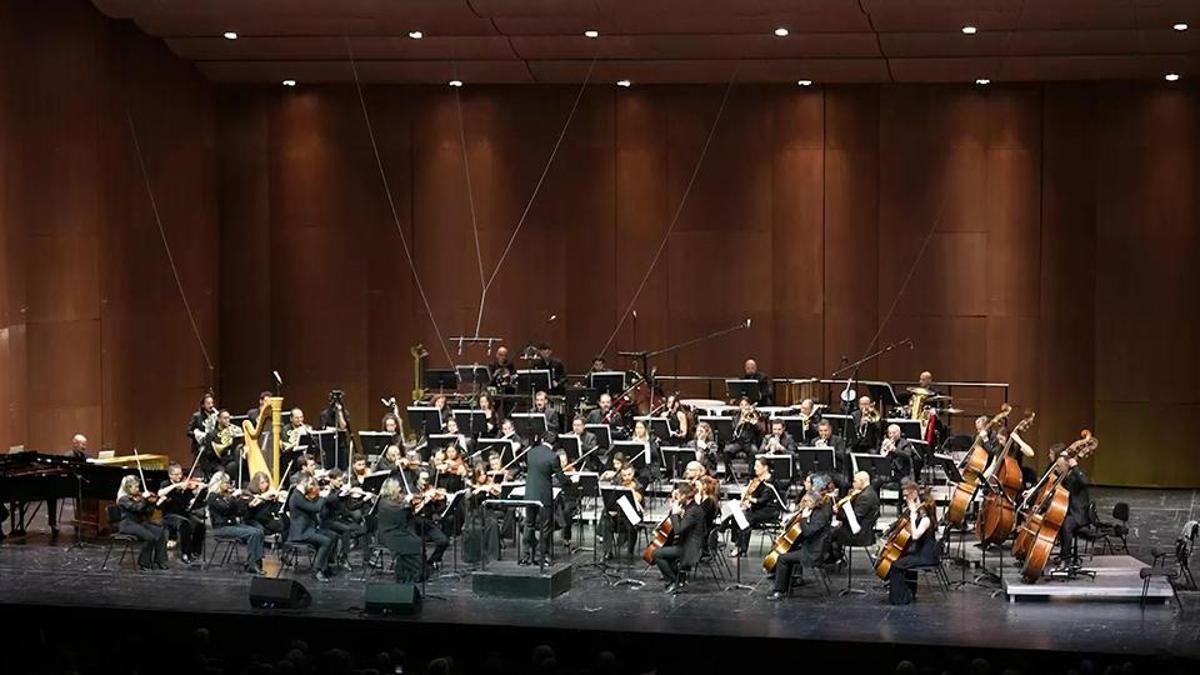 AKMDE SENFONİK GECE | Azerbaycanlı sanatçı Eldar Mansurov eserleri sahnede