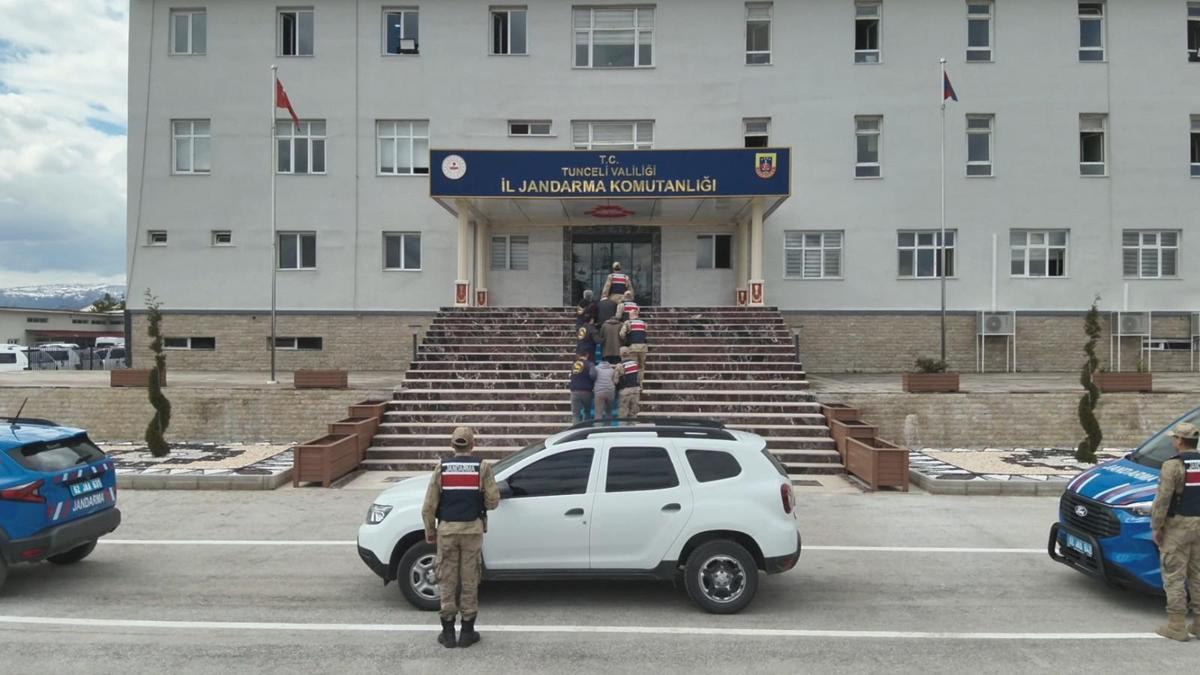 Kendilerini polis ve savcı olarak tanıtıp 2 milyon lira dolandıran şüpheliler yakalandı