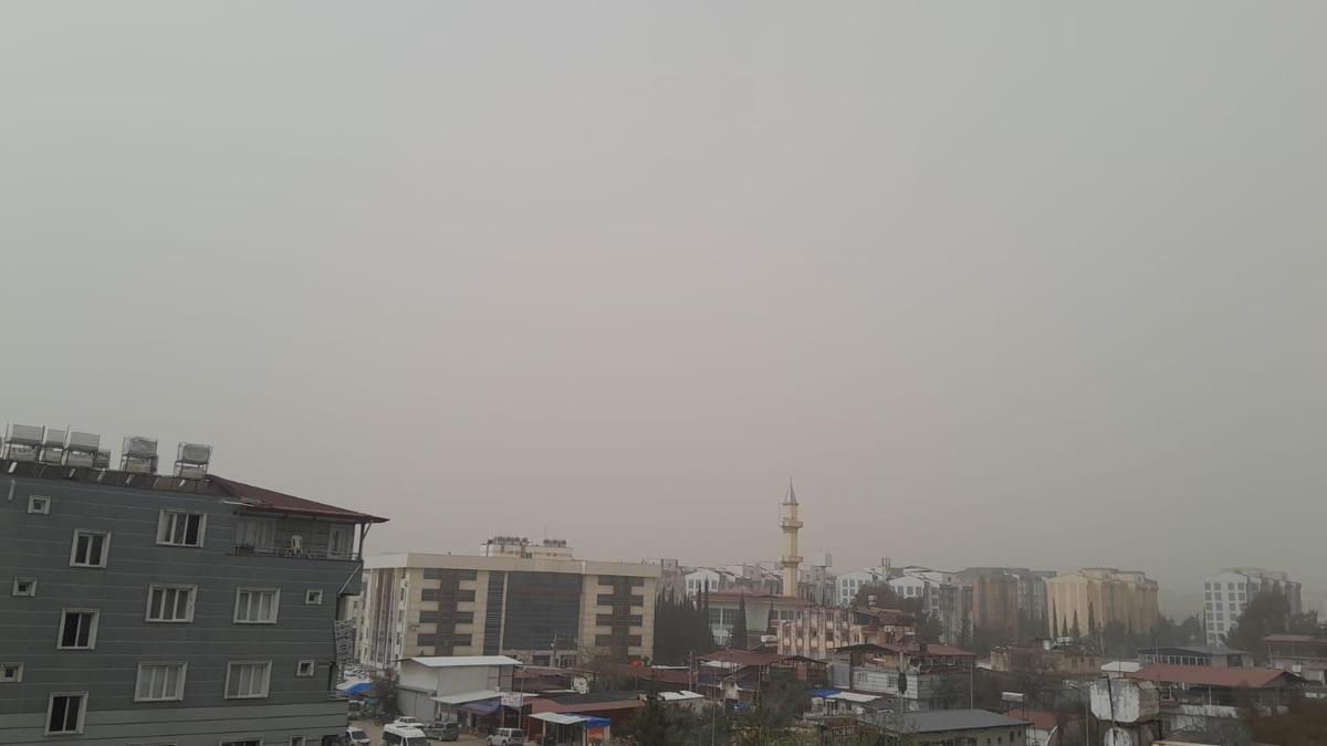 Hatay'da gökyüzü toz bulutuyla kaplandı