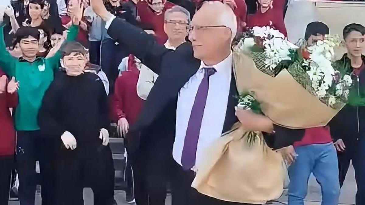 Osmaniyede 43 yıllık öğretmen alkışlarla emekli oldu