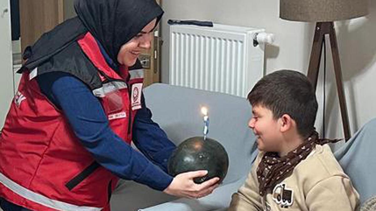 Pastaya alerjisi olan otizmli Egecan'a karpuzlu doğum günü kutlaması