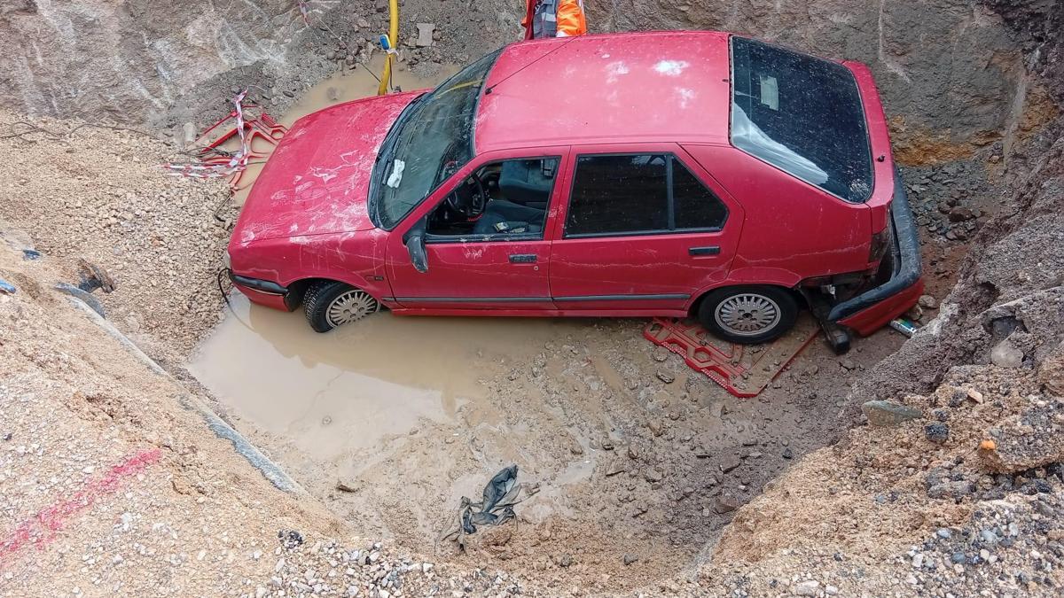 Otomobil yoldaki çukura düştü