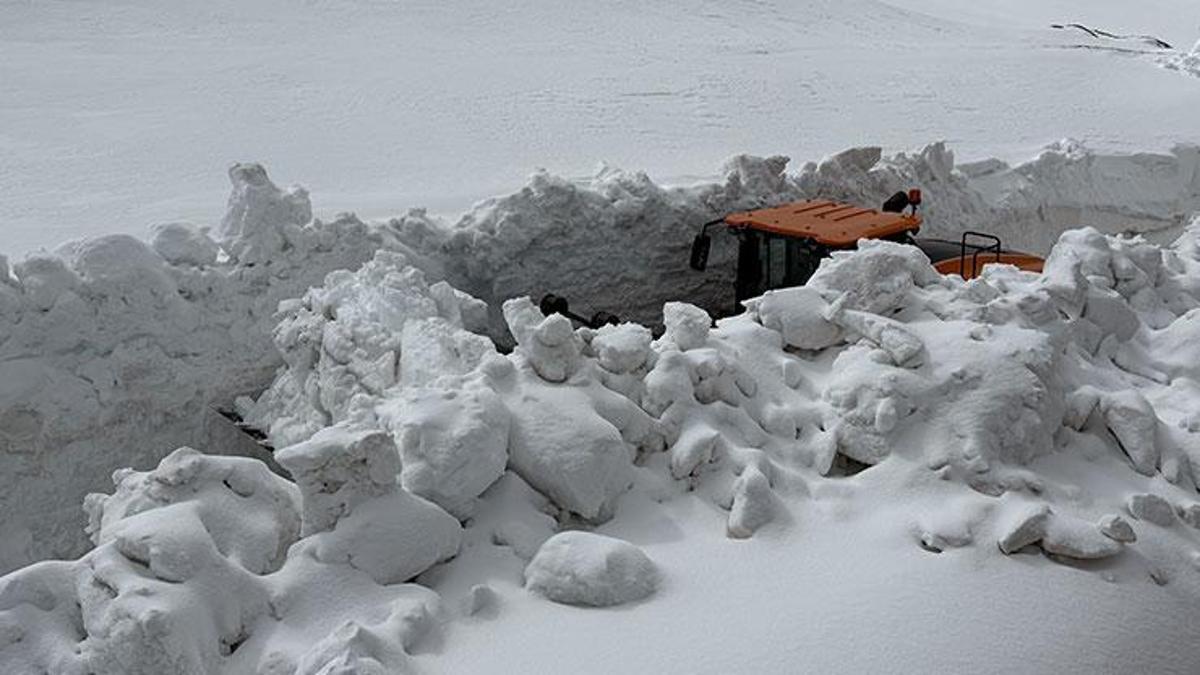 Kar kaplanları Erzincan'da metrelerce yükseklikteki karla mücadele ediyor