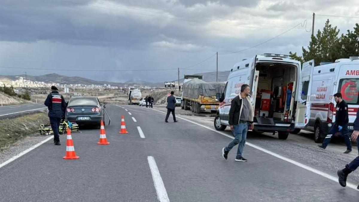 Nevşehirde TIRla çarpışan otomobildeki çocuk öldü, anne ve baba yaralandı