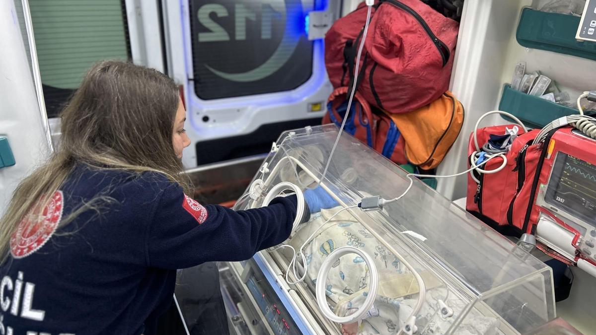 Çanakkalede 54 günlük bebek, ambulans uçakla Ankaraya sevk edildi