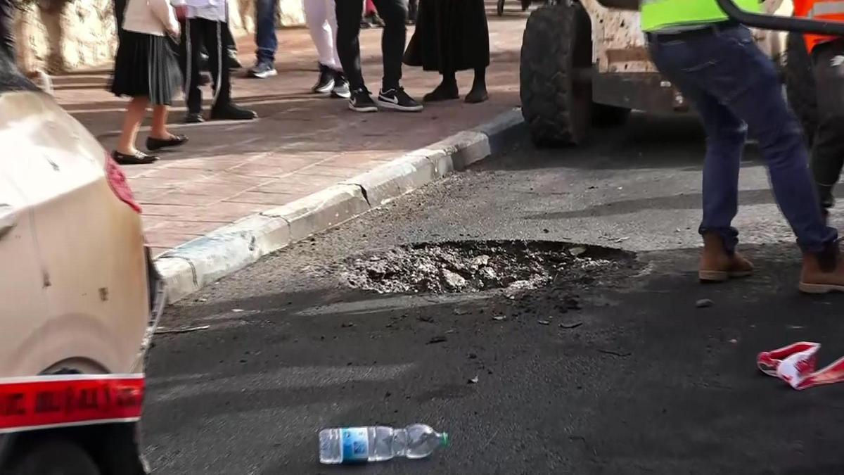 İran füzesi İsraile düştü: Çukur açıldı