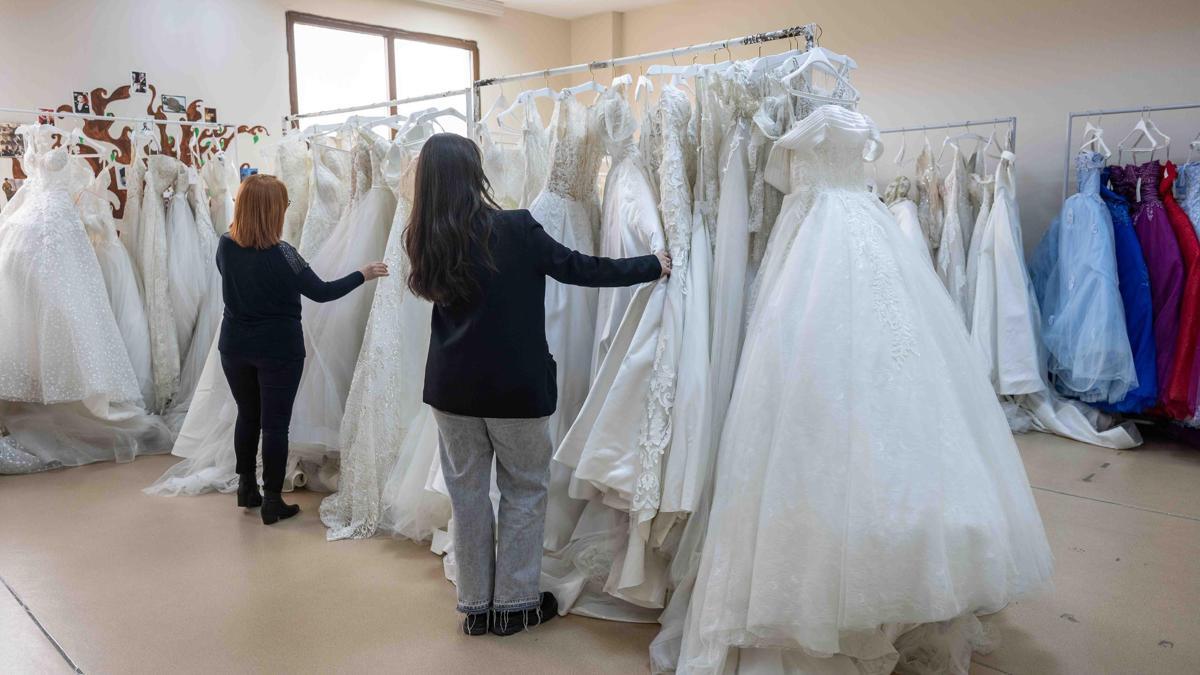 Bornova'da ihtiyaç sahibi gençlere gelinlik desteği