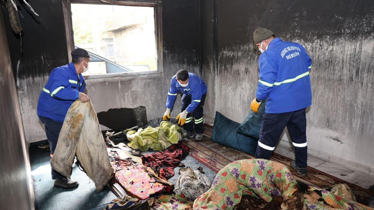 Akdenizde yangında kullanılamaz hale gelen evde izler siliniyor